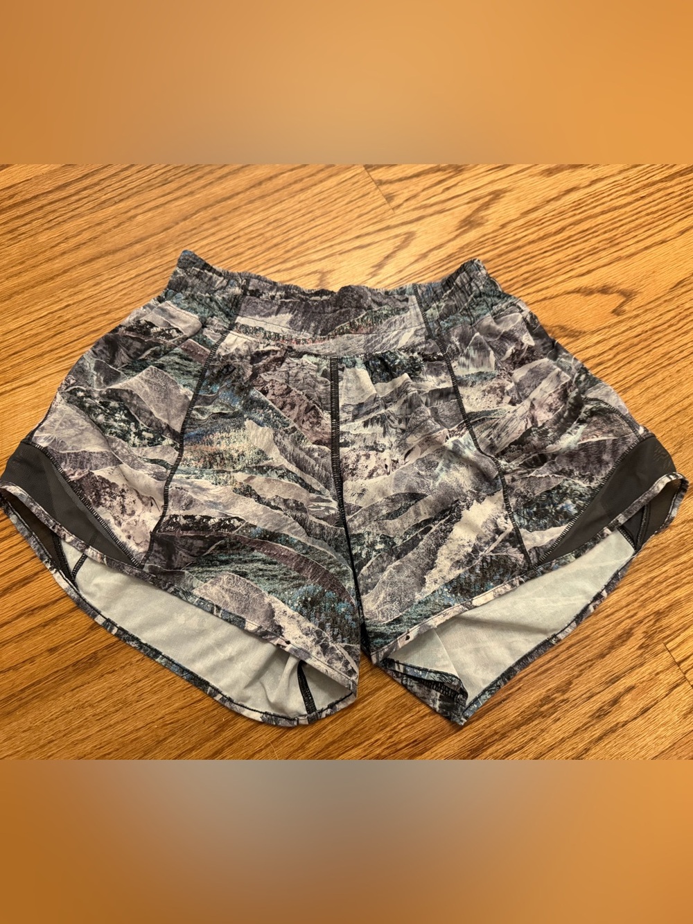 Lululemon Hotty hots size 4, 4”
